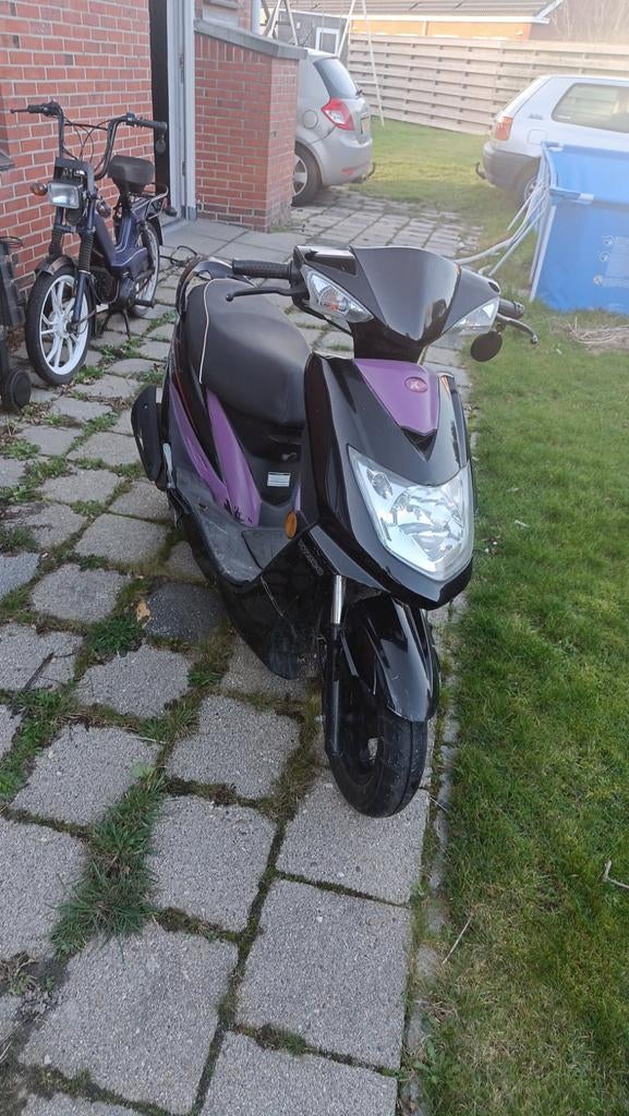 Kymco VP50 Scooter - Rijdt, maar accu leeg en kapschade, Ophalen