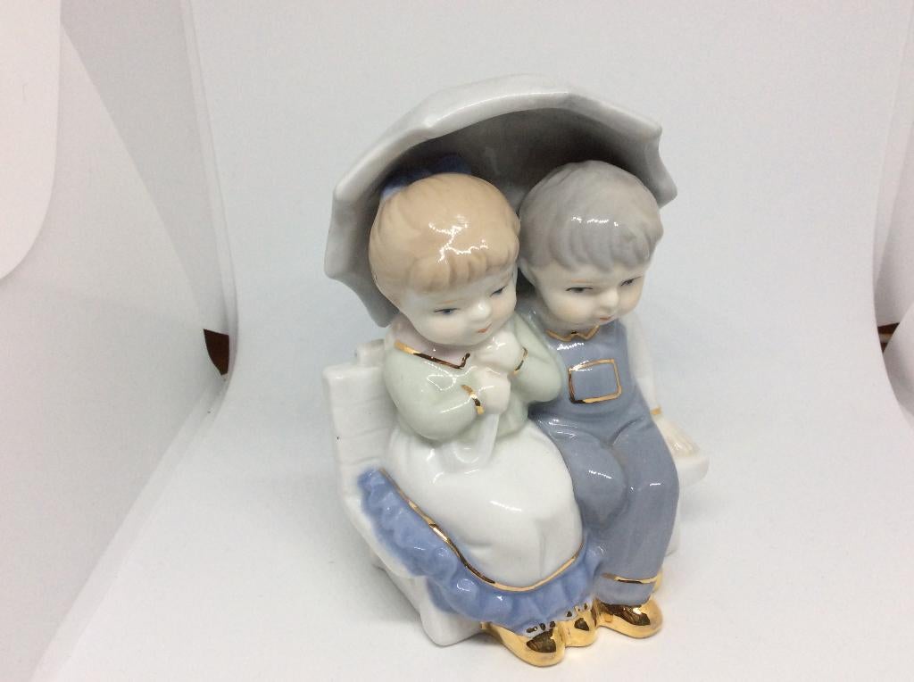 PMI Feinstes Porzellan Beeldje 2 kinderen op bankje met Plu, Ophalen of Verzenden, Mens