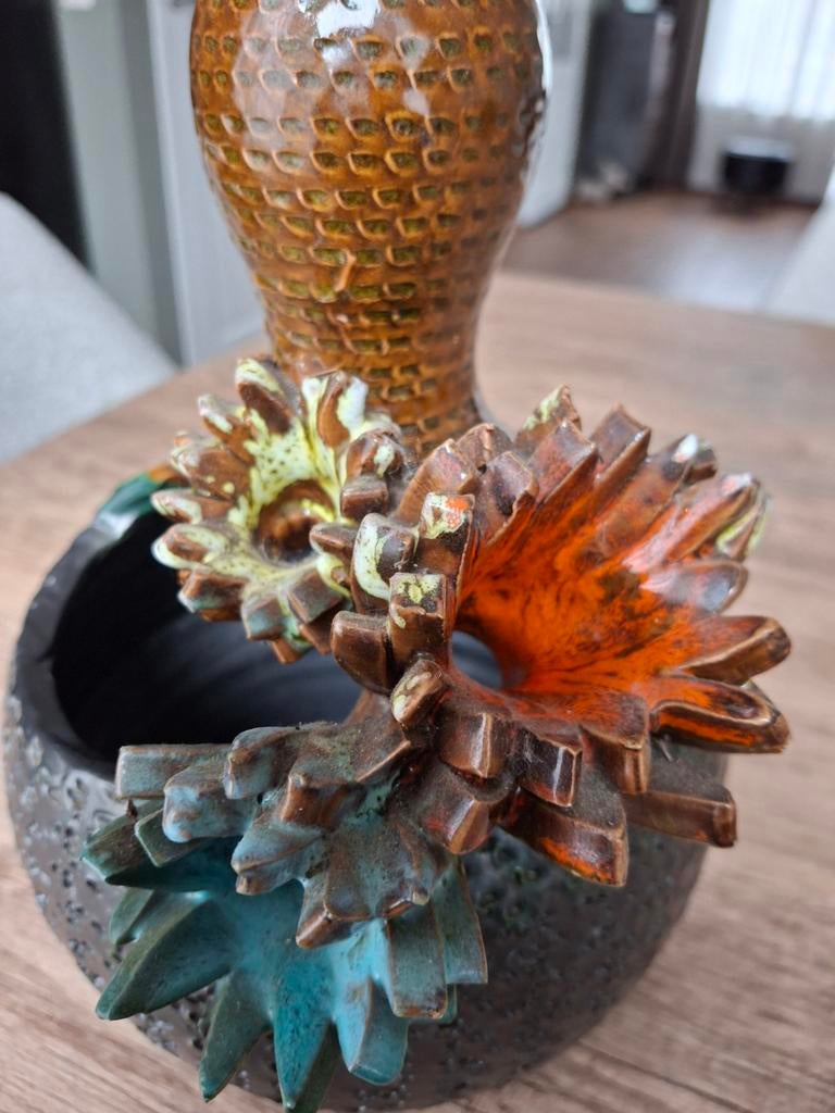 Unieke bloempot/vaas van Larissa, Huis en Inrichting, Overige kleuren, Aardewerk of Porselein, Ophalen of Verzenden, Zo goed als nieuw