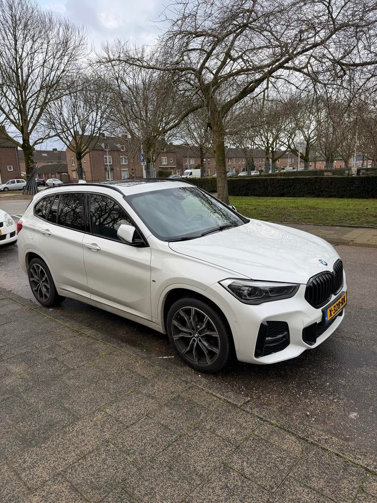 BMW X1 Sdrive20i 192pk Aut 2020 Wit, Auto's, BMW, Particulier, X1, Benzine, SUV of Terreinwagen, Automaat, Geïmporteerd, Wit, Zwart