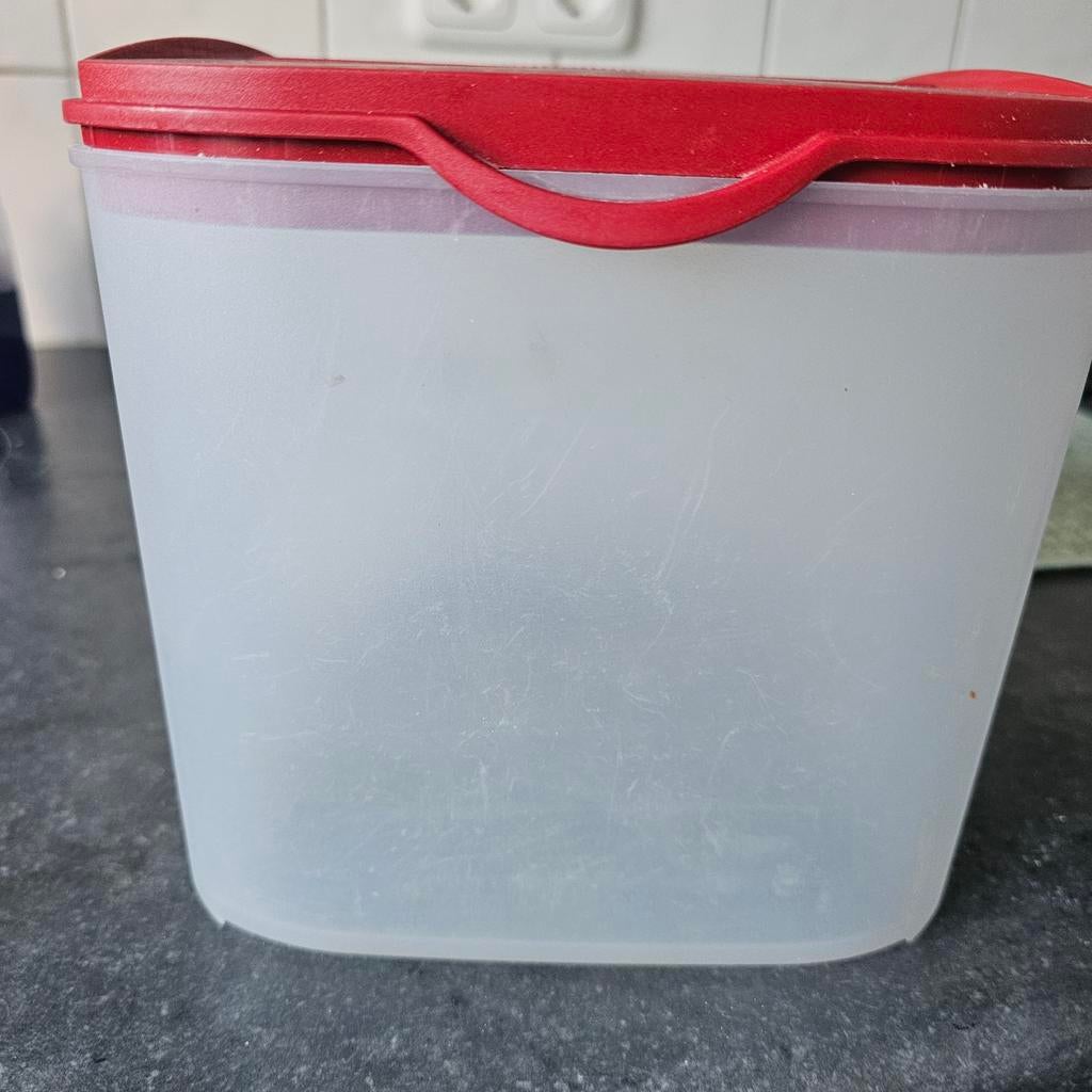 Tupperware bewaardoos met rood deksel, Ophalen of Verzenden, Rood, Schaal