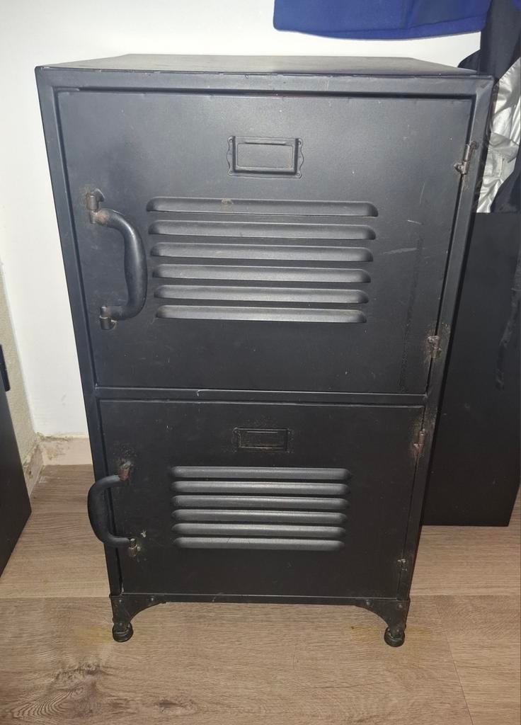 Donker metalen kastje, lage lockerkast
met 2 deurtjes, Ophalen, Gebruikt, Industrieel