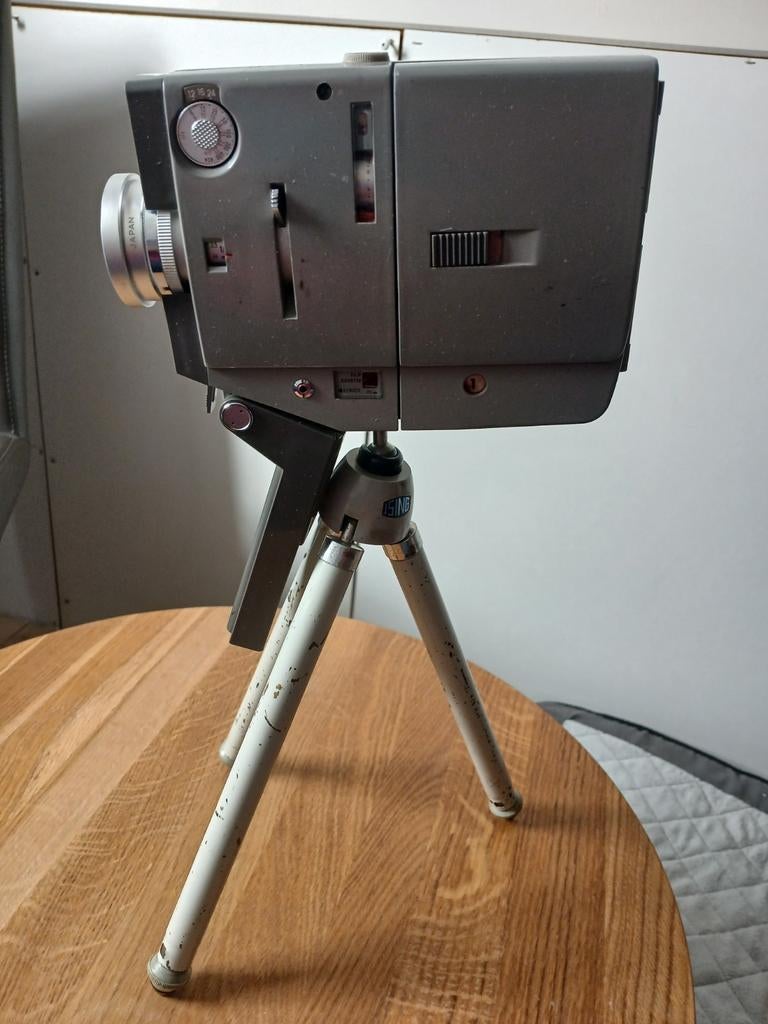 Vintage Minolta 8mm filmcamera met statief, Audio, Tv en Foto, Videocamera's Analoog, Ophalen of Verzenden, 8mm, Camera