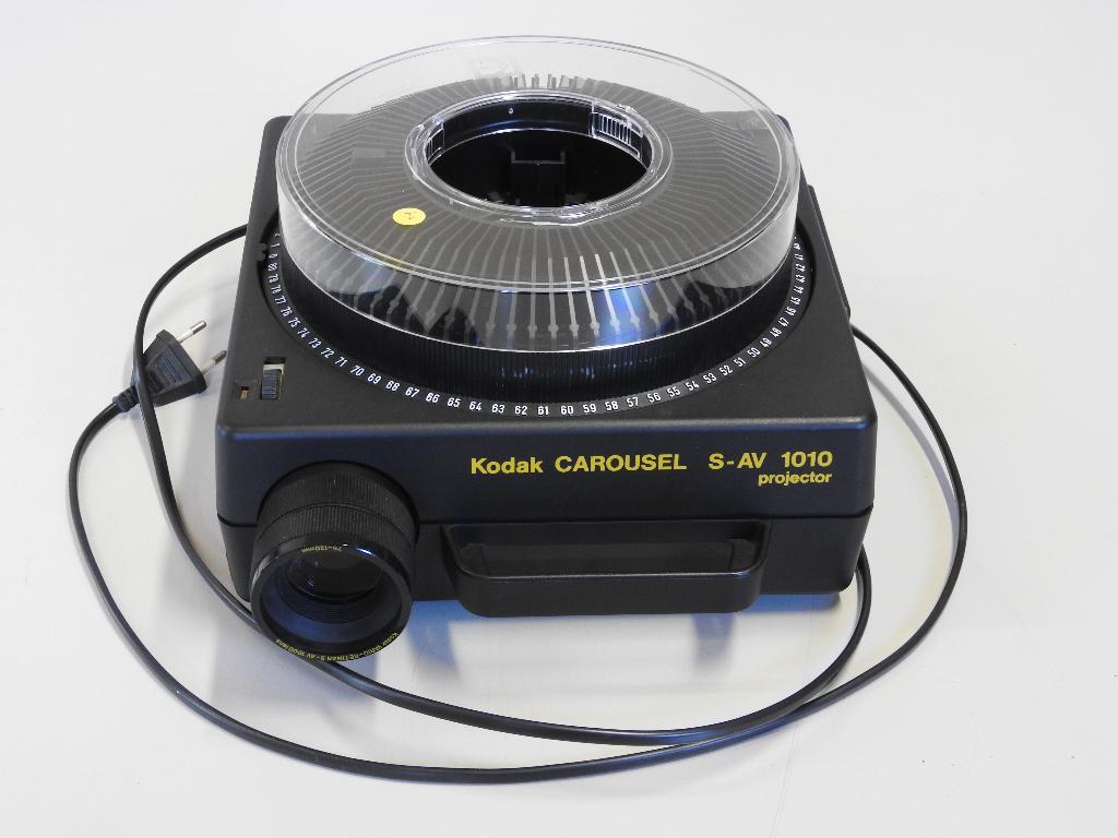 Kodak Carousel S-AV  1010 + 14 dia magazijnen voor 80 dia's., Ophalen, Gebruikt