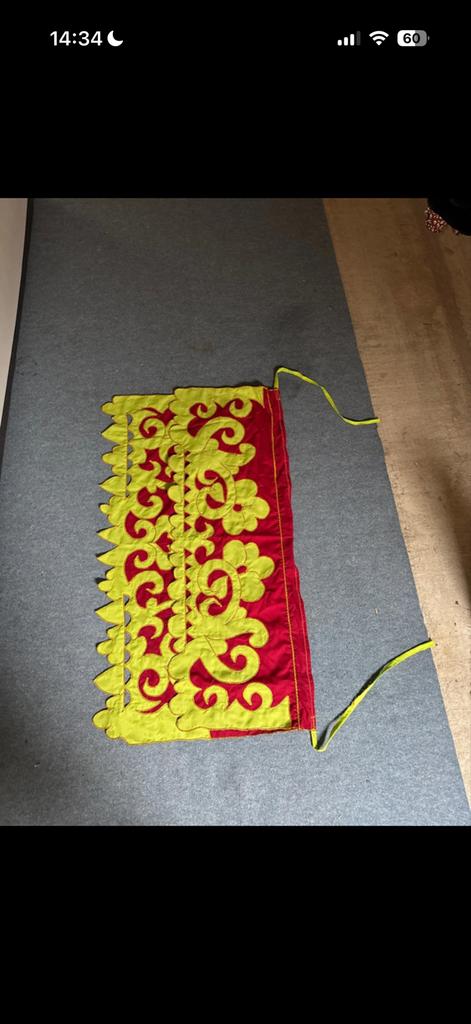 Decoratieve rode en gele stoffen rok/hanger uit suriname, Overige materialen, 120 cm of meer, Nieuw, Ophalen of Verzenden