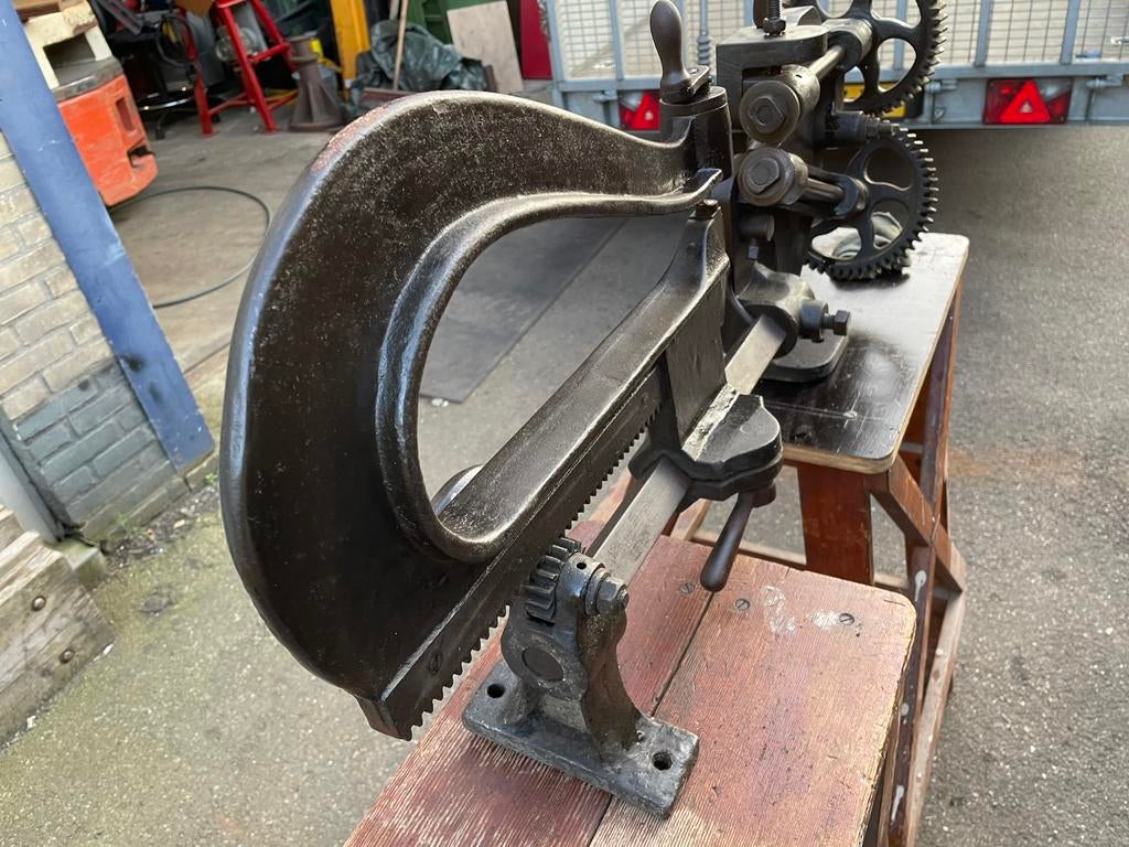 Antieke rondsnijmachine, Ophalen