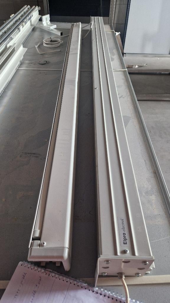 Beamerscherm projectiescherm merk Projectra en Elpro ( 136 ), Ophalen, Elektrisch, Zo goed als nieuw, Nb