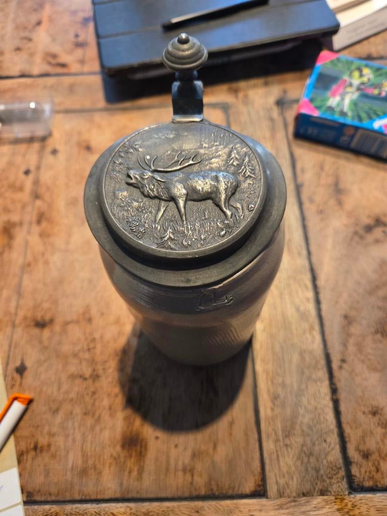 Stenen bierpul met tinnen deksel en hert, Ophalen of Verzenden