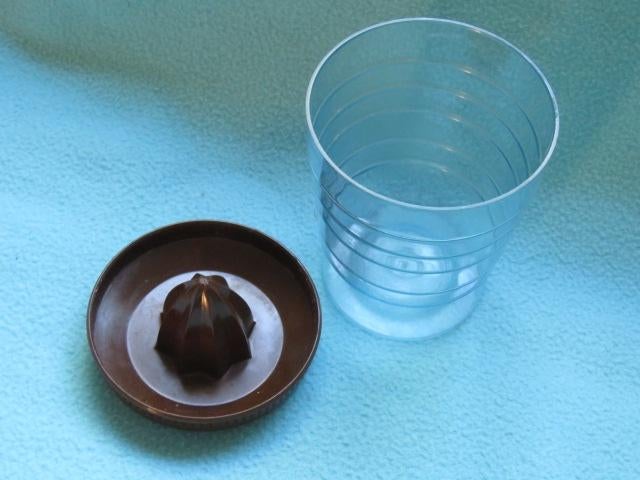 1 EURO OF GRATIS Vintage citruspers met maatbekertje, Ophalen