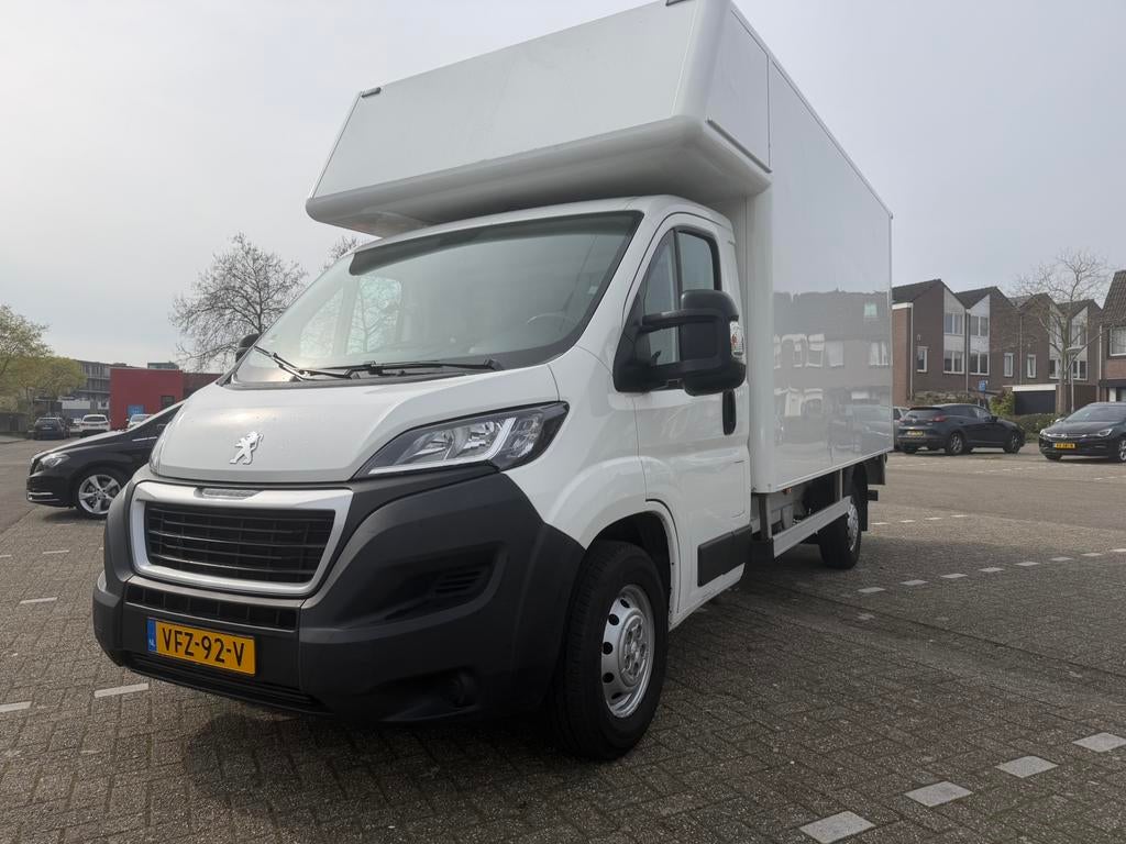 Peugeot Boxer 2020 Wit euro 6 met laadklep km stand 95000, Auto's, Bestelauto's, Stof, 164 pk, Lederen bekleding, Wit