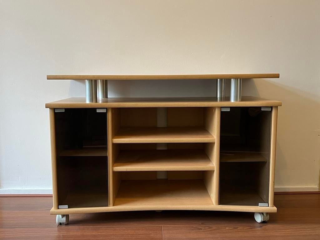 Mooi tv meubel met houten frame en glazen deuren, Huis en Inrichting, Kasten | Televisiemeubels, 100 tot 150 cm, Ophalen of Verzenden