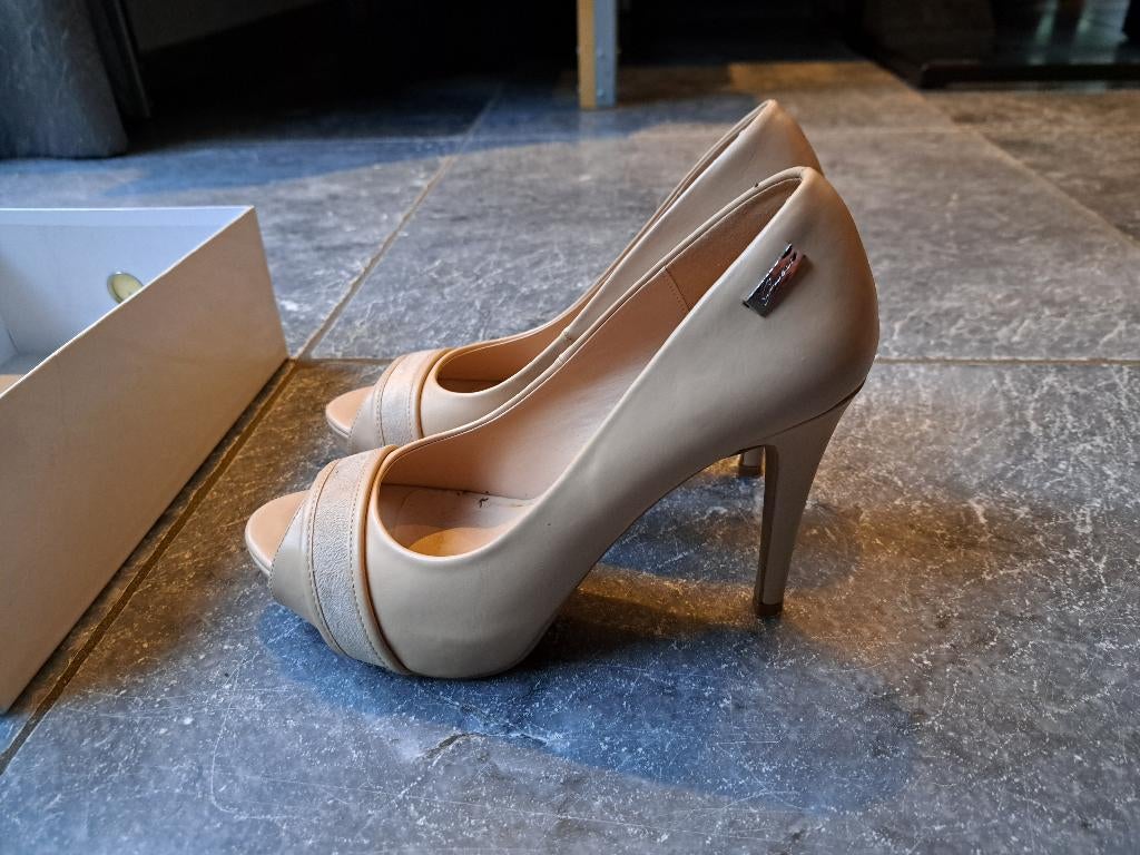 Mooie beige Guess peeptoes pumps 39, Pumps, Guess, Beige, Ophalen of Verzenden
