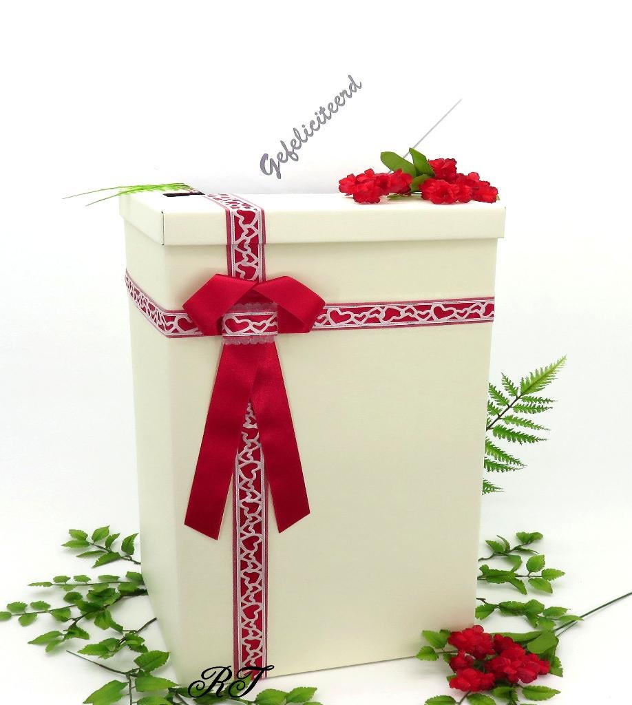 Prachtige ivoren enveloppendoos versierd met kersenrode lint, Hobby en Vrije tijd, Ophalen of Verzenden, Nieuw, Feestartikel, Geboorte of Huwelijk