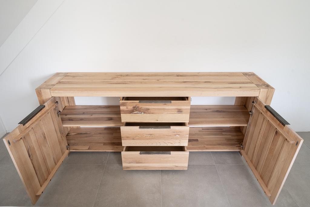 Massief rustiek eiken dressoir met soft close 228x48x85 cm, Ophalen, Gebruikt, Met deur(en), Rustiek