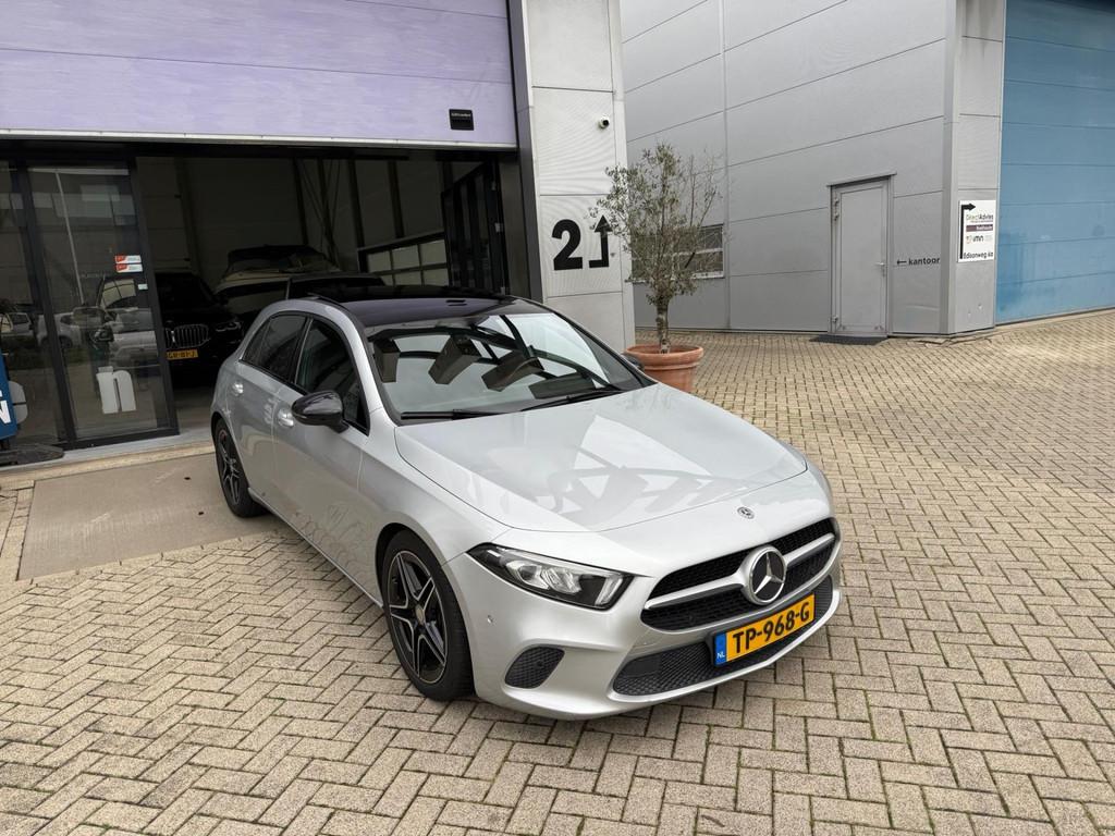 Mercedes-Benz A-klasse 200 PANO! LED! CARPLAY! NAP! INRUIL M, Gebruikt, 4 cilinders, Leder en Stof, Origineel Nederlands