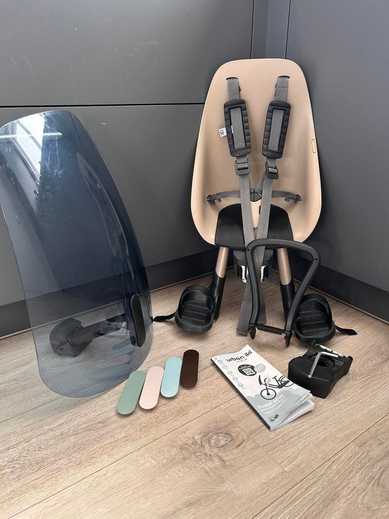 Urban Iki fietsstoeltje met windscherm, Fietsen en Brommers, Fietsaccessoires | Fietsstoeltjes, Ophalen, Gebruikt, Voetsteuntjes