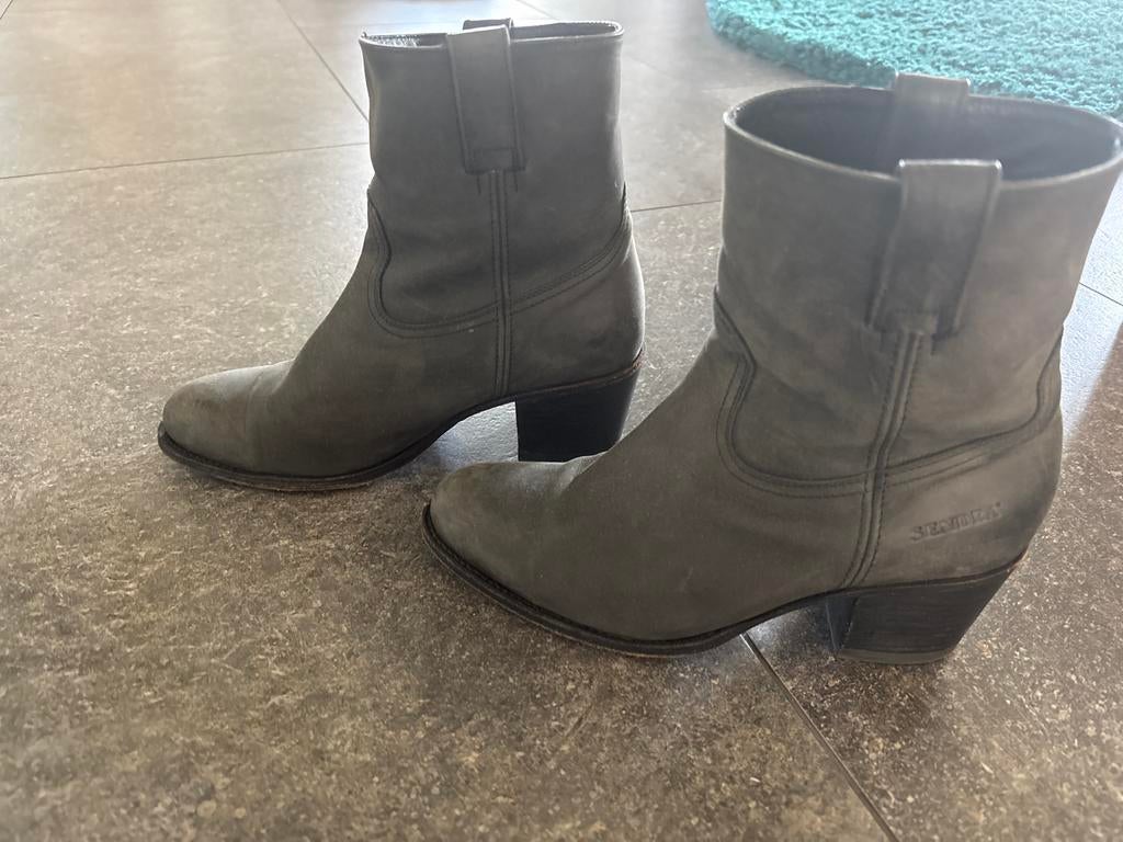 Sendra Laarzen - Enkellaarzen antraciet Maat 39, Kleding | Dames, Schoenen, Lage of Enkellaarzen, Ophalen of Verzenden, Grijs