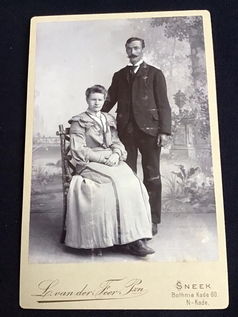 Kabinetfoto, Man/Vrouw, L. VAN DER FEER & ZN, SNEEK, Verzamelen, Foto's en Prenten, Ophalen of Verzenden, Voor 1940, Gebruikt