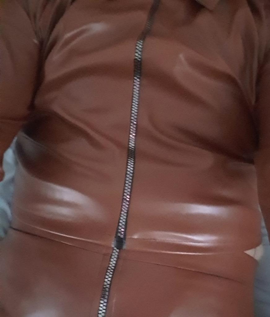 Pu pyjama gecombineerd met pu imitatieleren sokken, Ophalen of Verzenden, Nieuw, Maat 56/58 (XL), Bruin