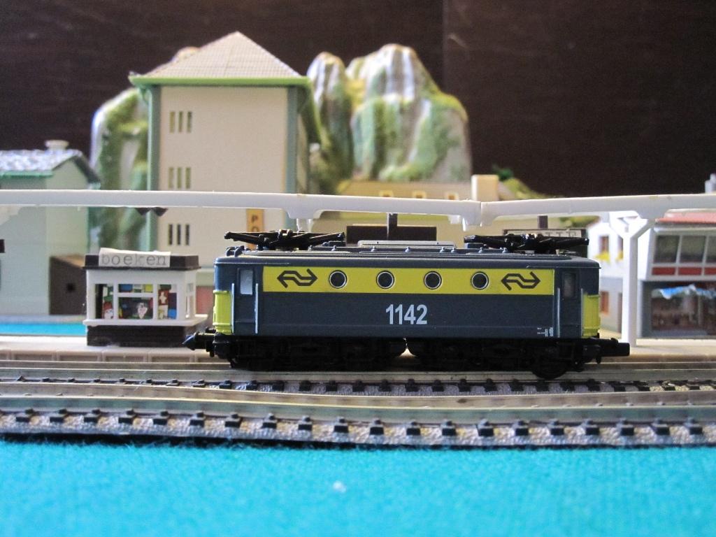 NS locomotief 1100 model 1950-1956 in nieuwe huisstijl., Verzamelen, Ophalen of Verzenden, Nieuw, Trein, Schaalmodel