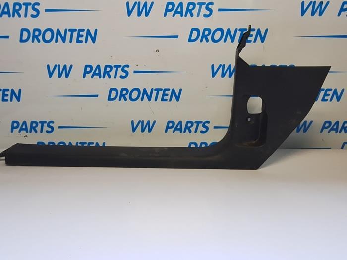 Afdeklijst dorpel links van een Volkswagen Caddy