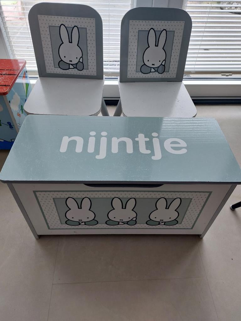 Nijntje set tafel & 2 stoelen & speelgoedkist / bankje, Kinderen en Baby's, Kinderkamer | Tafels en Stoelen, Ophalen, Gebruikt