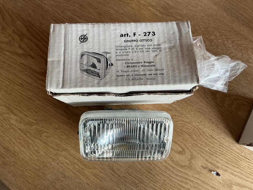 NOS VESPA BRAVO NIEUW KOPLAMP LICHT UNITS EN LOGO,S, Ophalen of Verzenden, Nieuw, Koplamp, Overige merken