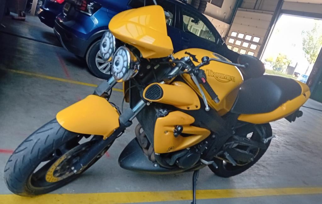 Unieke scorched yellow Triumph Speed Four 2007