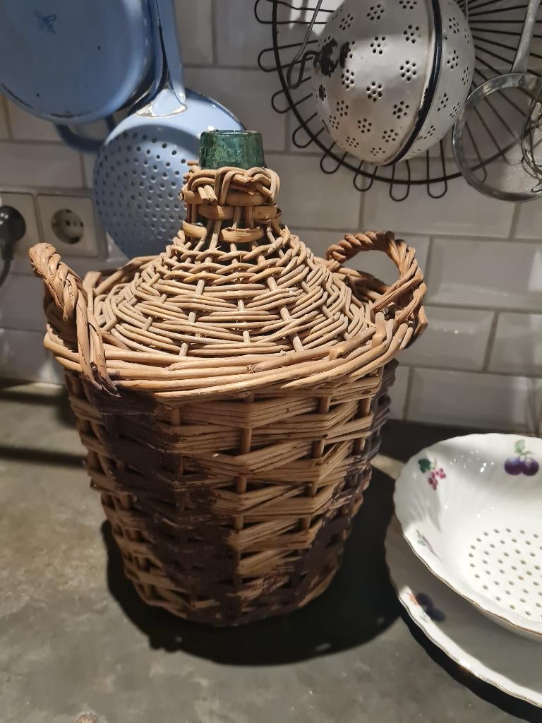 Antieke gistfles in rieten mand