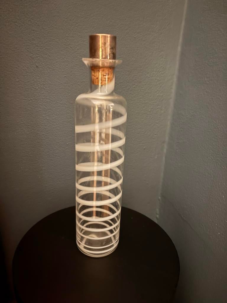 Leerdam Floris Meydam Karaf met witte slinger, Gebruikt, Wit, Ophalen of Verzenden, Glas