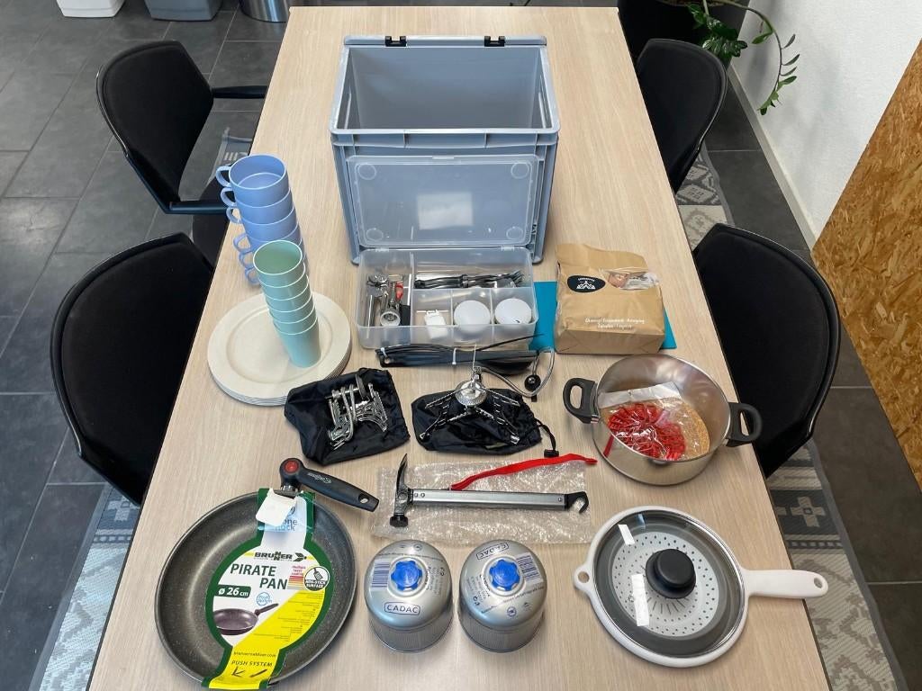 Kampeerkrat met o.a. kookgerei, Ophalen of Verzenden, Gebruikt