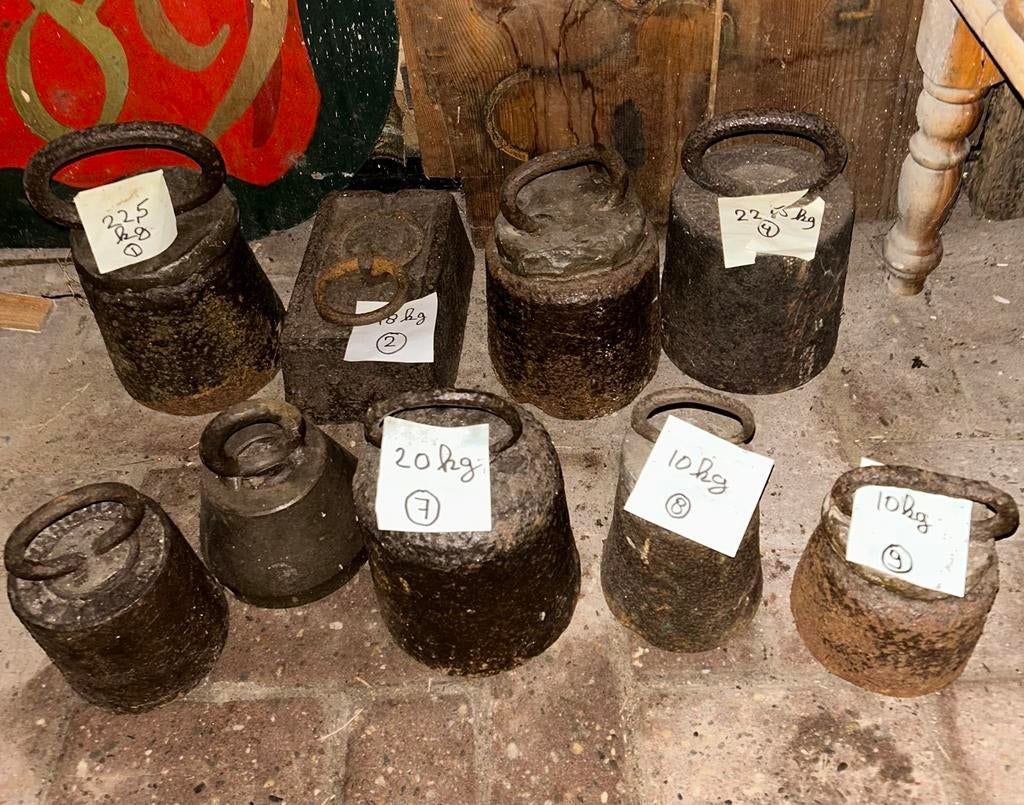 Lot 9 antieke gewichten | ijzer + lood | +/- 165 kg | geijkt, Ophalen