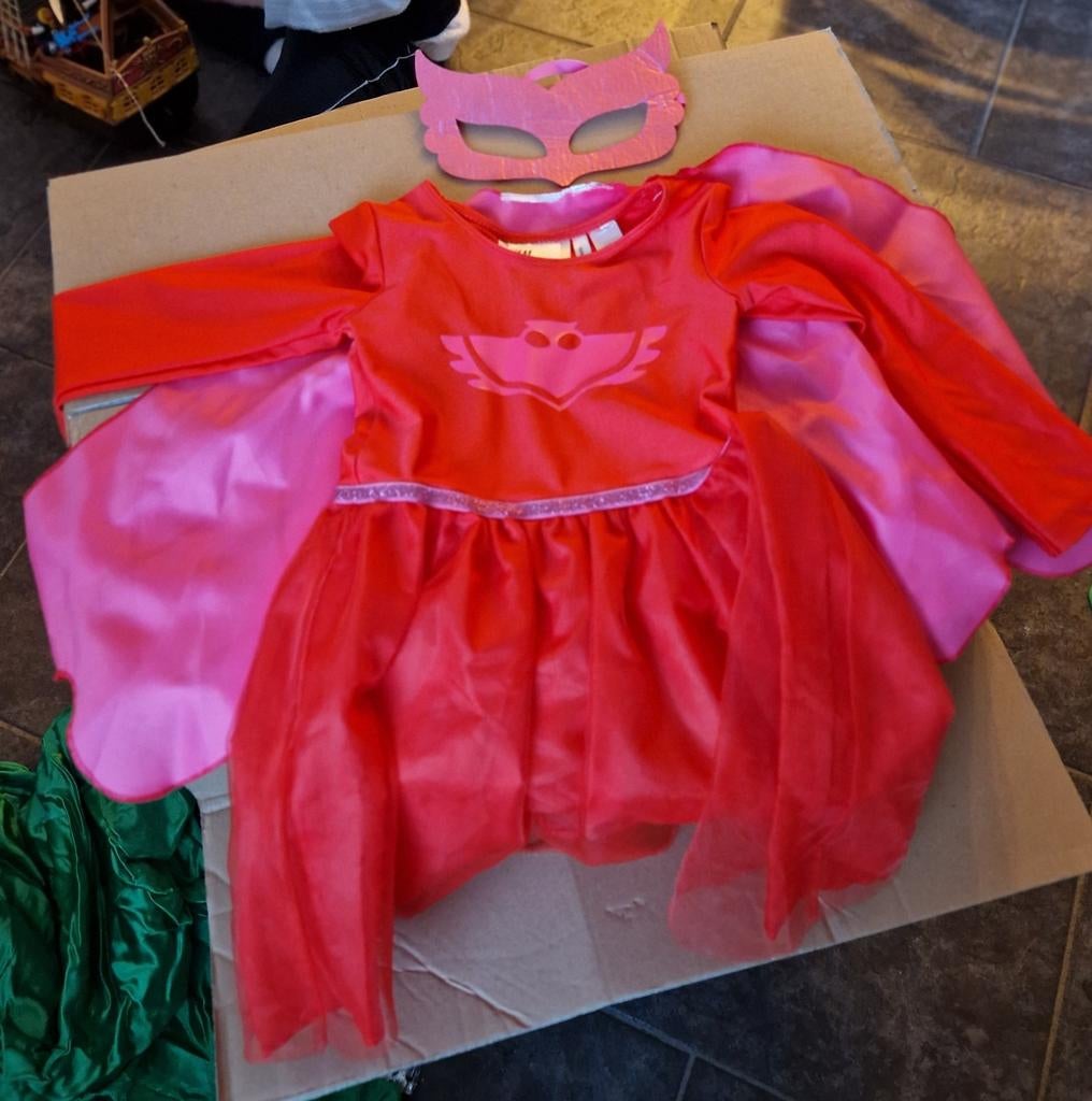 8 stuks carnavalskleding, meeste maat 104, Ophalen of Verzenden, Zo goed als nieuw