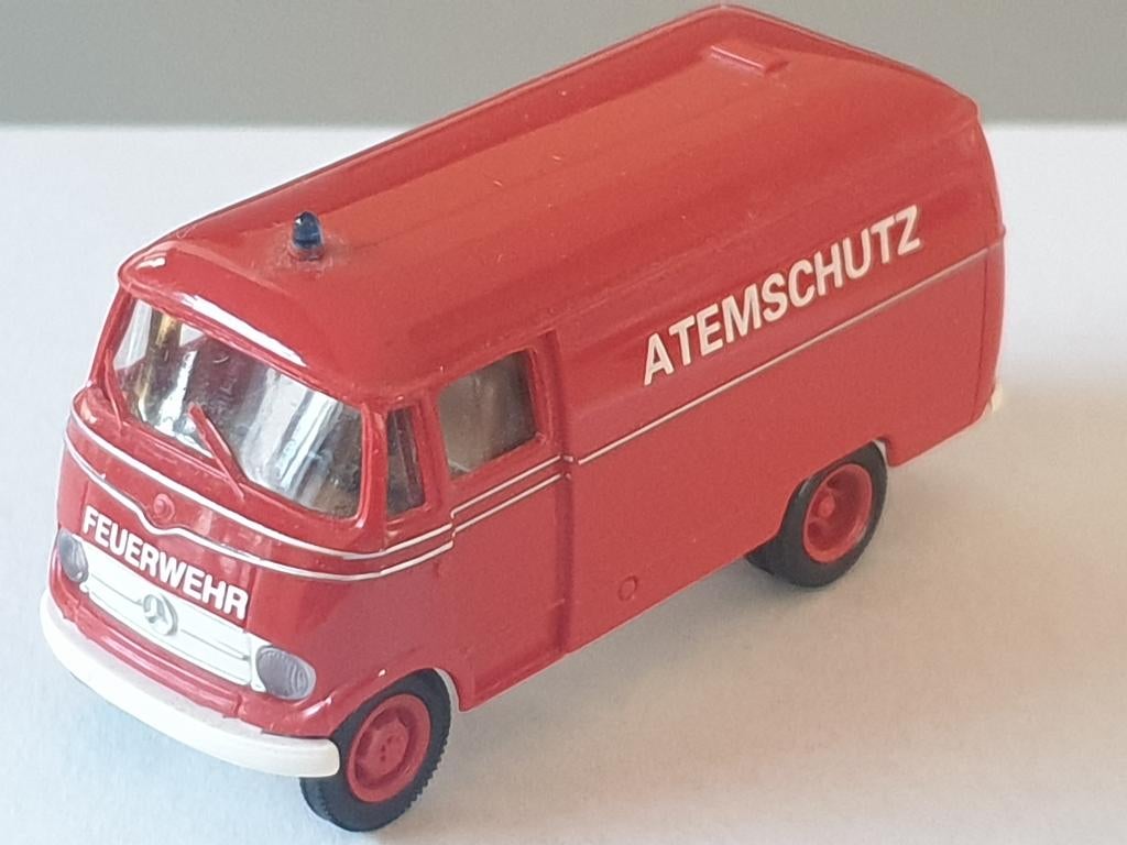 1:87 brandweer Mercedes L319 € 7, Ophalen of Verzenden, Zo goed als nieuw, Bus of Vrachtwagen, Brekina