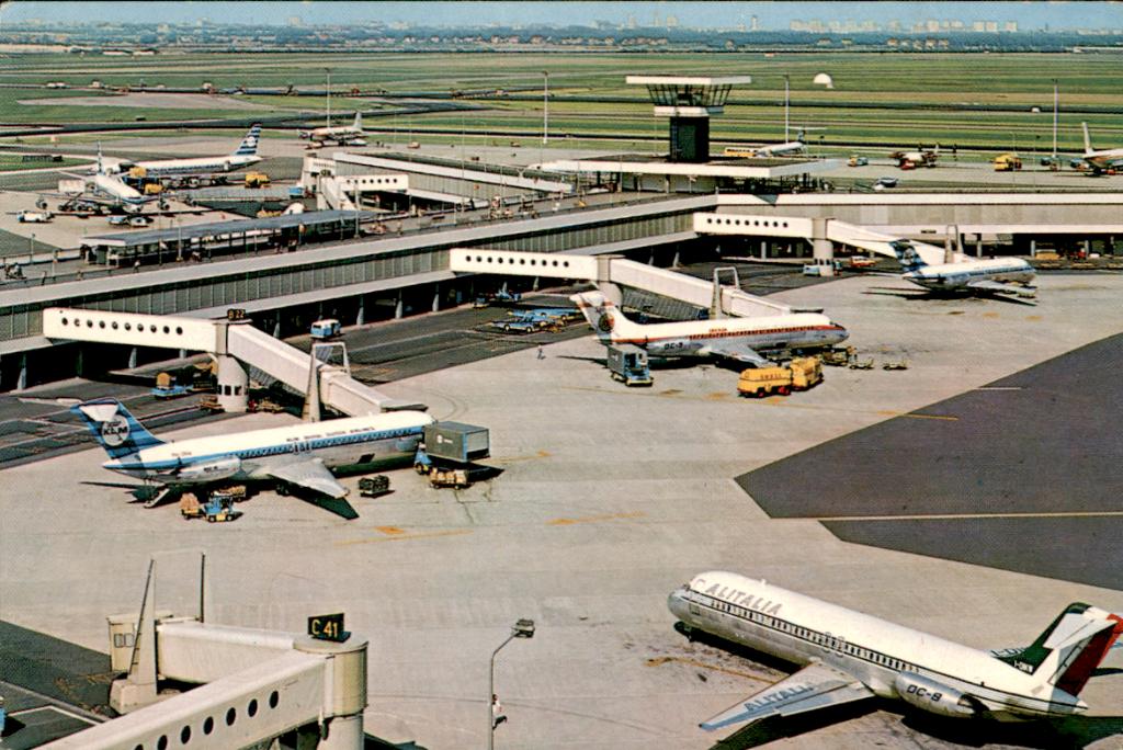vliegtuigen, Amsterdam Schiphol, Verzamelen, Ansichtkaarten | Nederland, Verzenden, 1960 tot 1980, Ongelopen, Noord-Holland