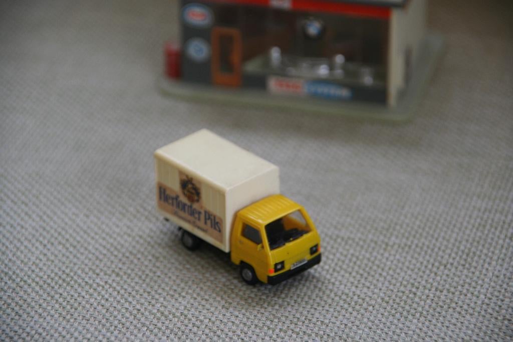 RIETZE 1:87, Mitsubishi L300 met laadbak Herforder Pils (8), Hobby en Vrije tijd, Modelauto's | 1:87, Ophalen of Verzenden, Zo goed als nieuw