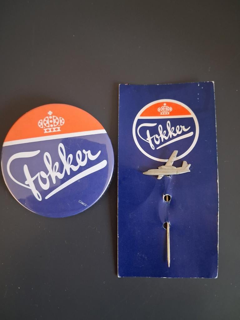 Fokker speld en button, Verzamelen, Speldjes, Pins en Buttons, Zo goed als nieuw, Ophalen of Verzenden
