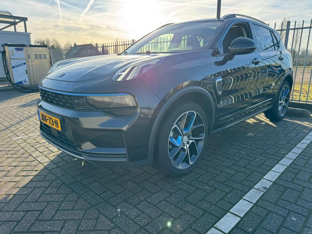 Lynk & Co 1.5TD 261pk 360 Phev 2022 Zwart, Auto's, Stof, 1800 kg, 179 pk, Zwart