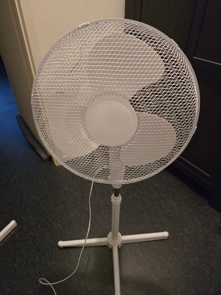 2 Grote Staande Ventilatoren - Ideaal voor Koeling, Ophalen, Zo goed als nieuw, Statiefventilator