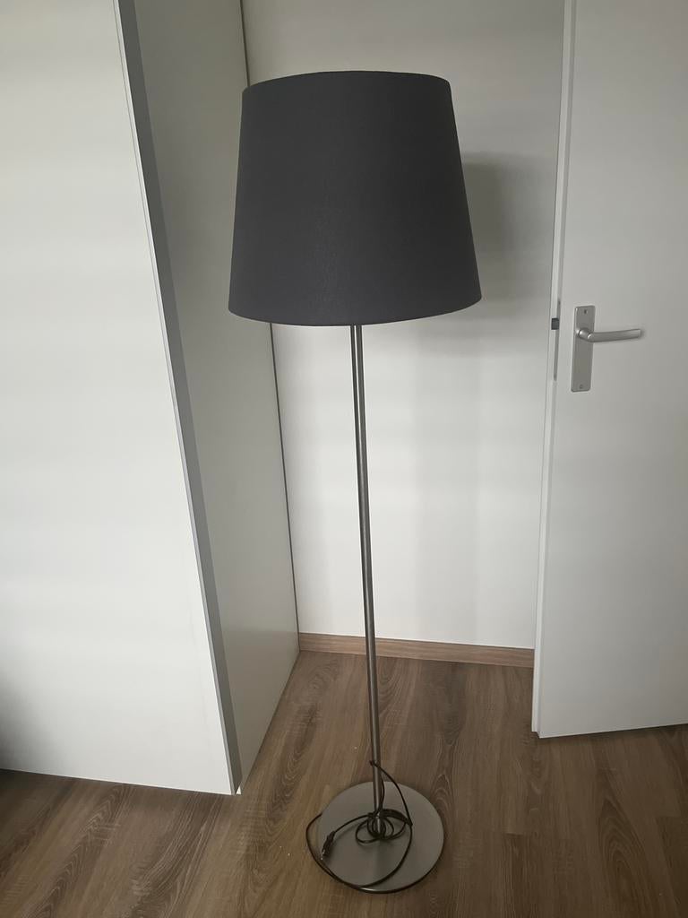 IKEA Skaftet Vloerlamp met Donkergrijze Kap, Ophalen, Zo goed als nieuw, Metaal, 150 tot 200 cm