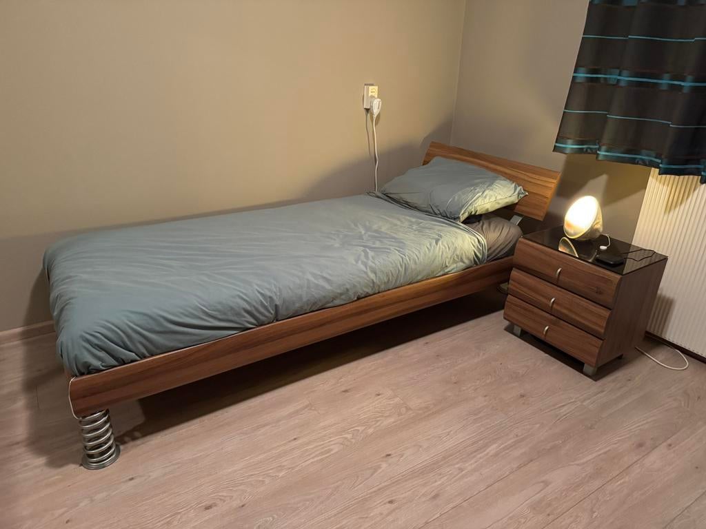 Eenpersoonsbed extra lang 90x210 + nachtkastje – nette staat, Huis en Inrichting, Slaapkamer | Bedden, Ophalen, 90 cm, Eenpersoons