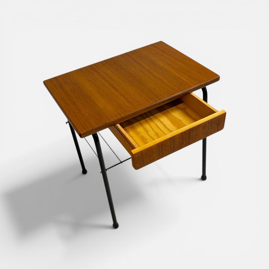 Vintage string nachtkastje met tijdschriftenrekje uit Zweden, Gebruikt, ?, 45 tot 65 cm, Minder dan 55 cm