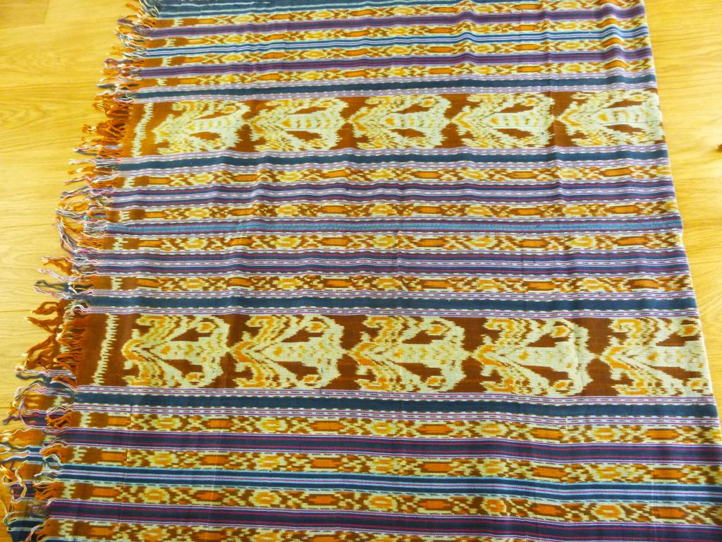 ikat geweven kleed in mooi patroon, franjes beide zijden., Verzenden