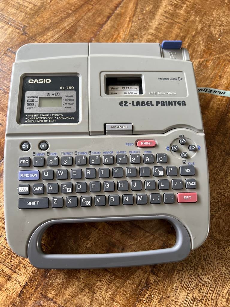 Casio KL-750 EZ-LABEL PRINTER - Labelprinter, Computers en Software, Labelprinters, Ophalen, Gebruikt, Qwerty, Tape-label