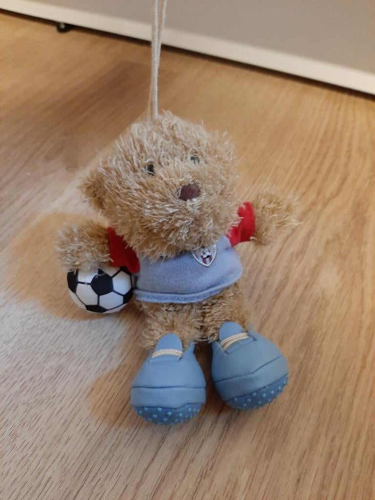 Voetballer knuffeltje beer voetbal, Ophalen of Verzenden, Stoffen beer, Overige merken