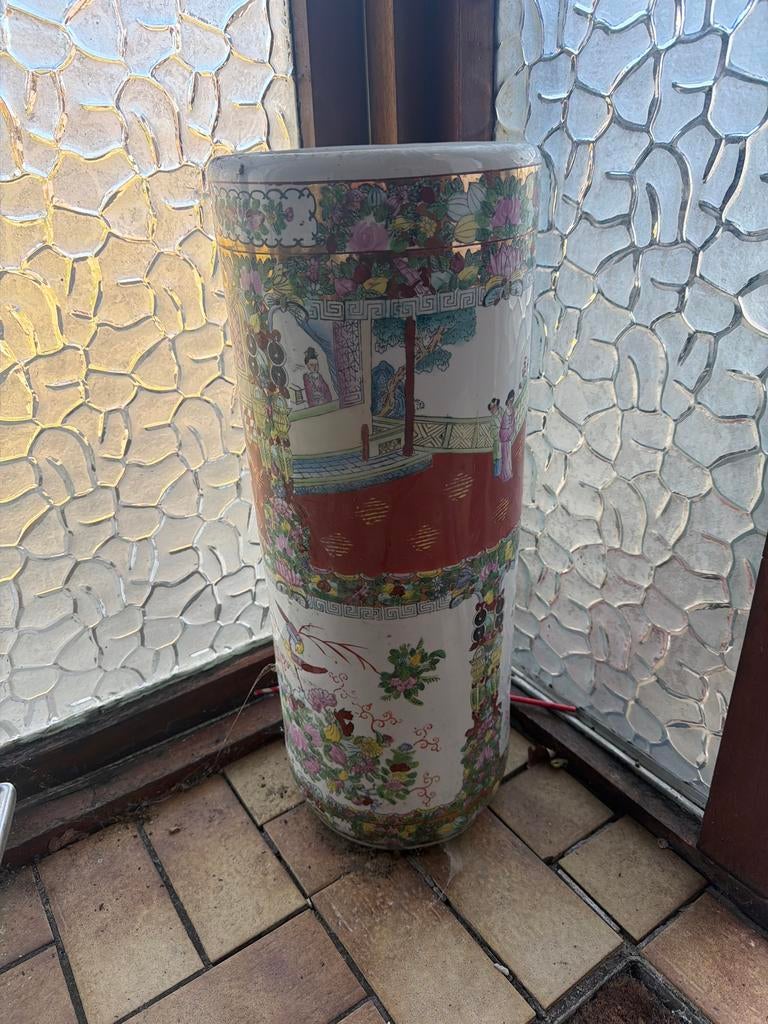 Grote Chinese vaas met figuren en bloemen, Antiek en Kunst, Antiek | Vazen, Ophalen of Verzenden