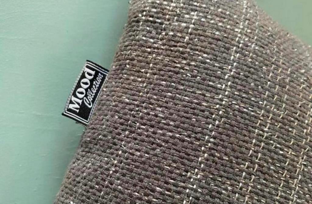 Kussentje grijs met zilverdraad, Ophalen of Verzenden, Zo goed als nieuw, Grijs, Vierkant