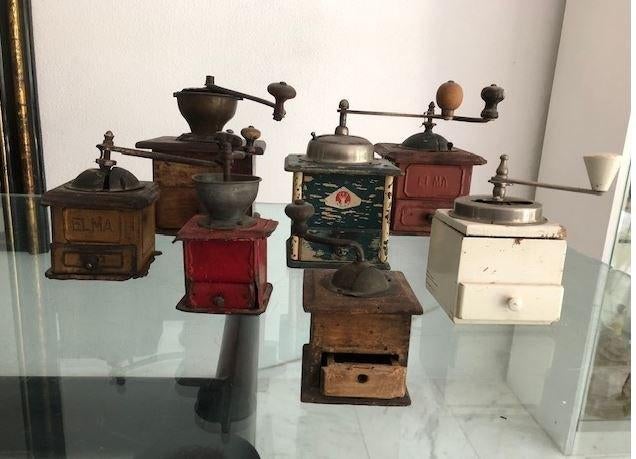 Antieke koffiemolens, Ophalen