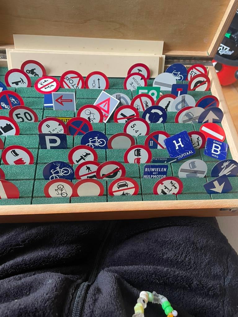 Oude ijzeren verkeers bordjes, Ophalen