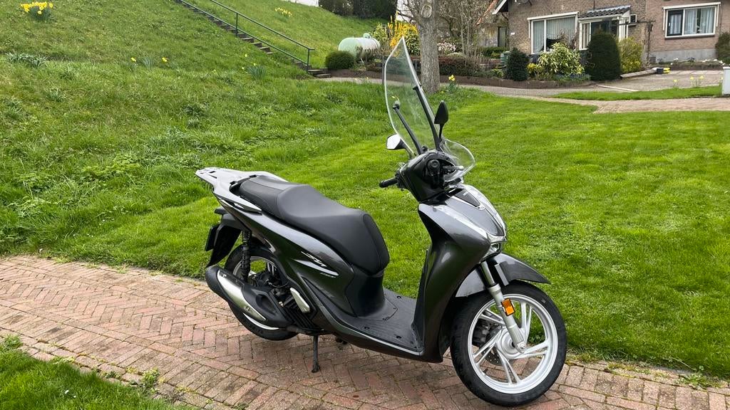 Honda SH150i scooter 1 op 42 geen files windscherm/topkoffer, Motoren, Particulier, Minimaal motorrijbewijs A2, 150 cc, 1 cilinder